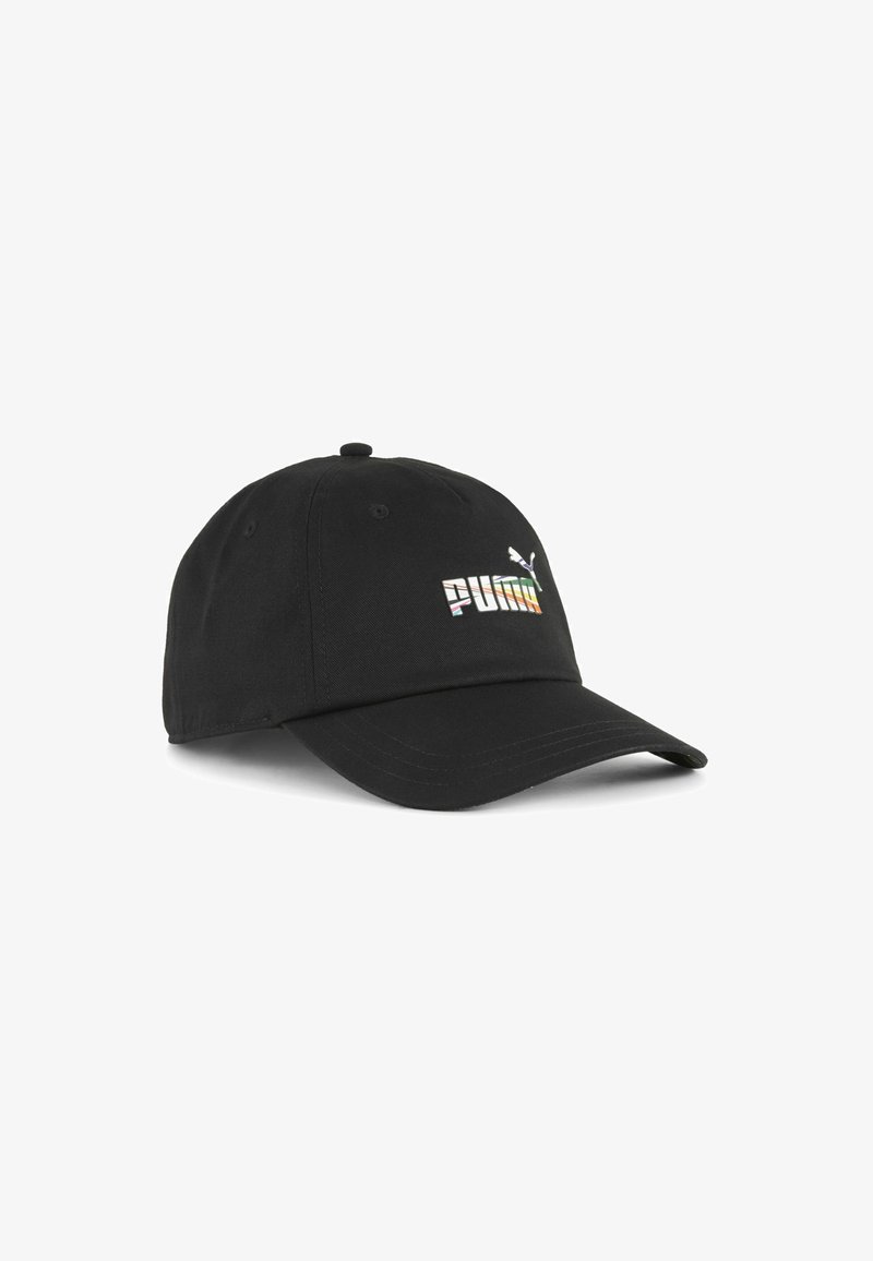 Căciulă de baseball din bumbac negru, cu o margine curbată, care pune în evidență un logo „PUMA” multicolor și un mic emblema albă pe lateral.