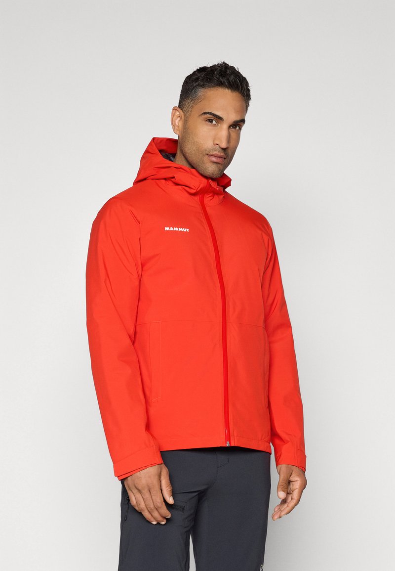 veste imperméable rouge avec une capuche, fermeture éclair avant et deux poches latérales. Présente une texture lisse et un logo sur la poitrine gauche.