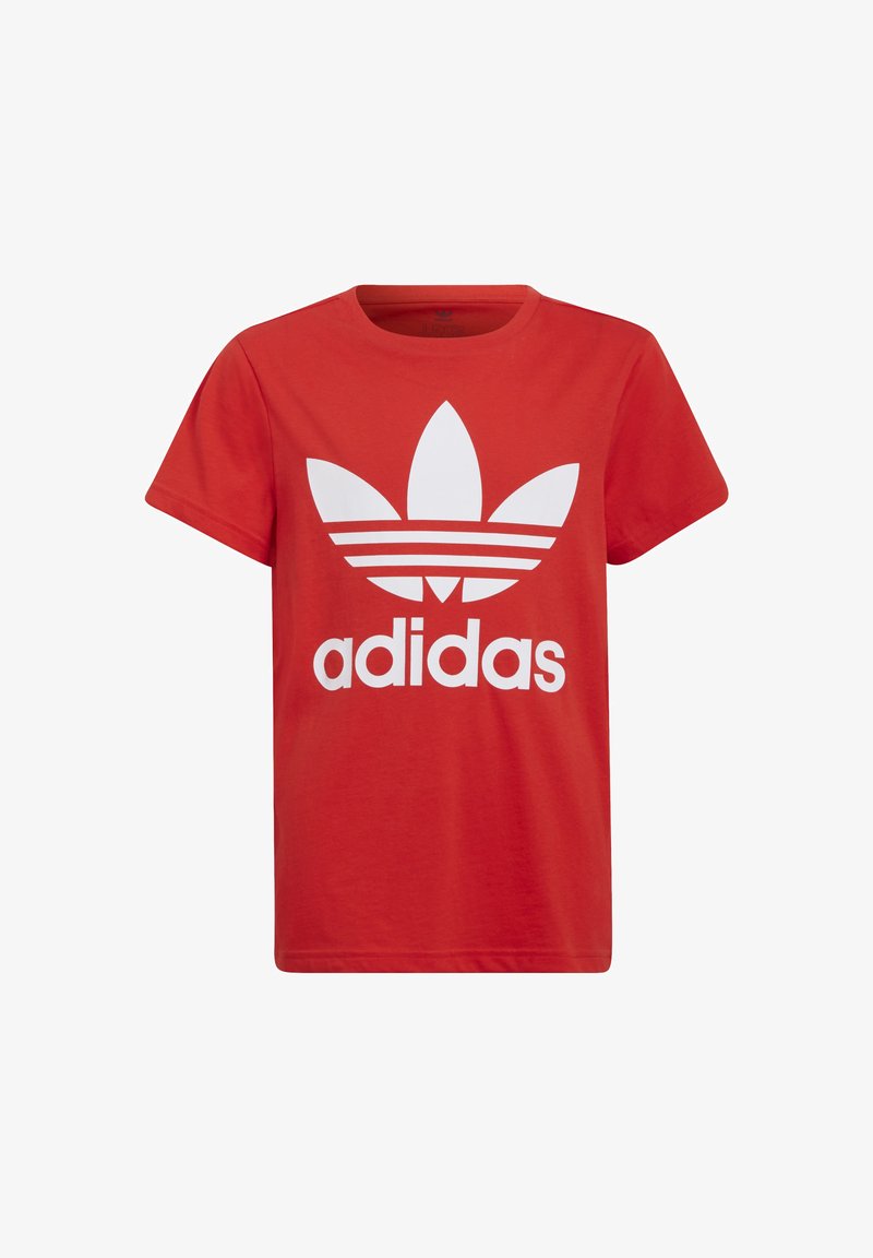 Sarkans kokvilnas T-krekls ar lielu baltu Adidas logo un trīs svītru dizainu uz logo, ar apaļu kakla izgriezumu un īsām piedurknēm.