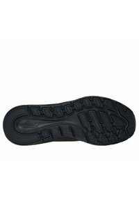 Sole di sneaker Skechers, in gomma nera con modelli testurizzati; presenta scanalature e grip per la trazione; forma sagomata per comfort e stabilità.