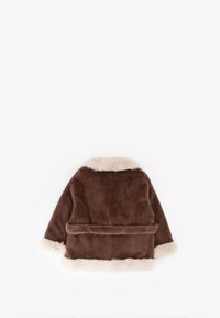 Cappotto in finta pelliccia marrone con una texture morbida, caratterizzato da un colletto e polsini in pelliccia di un beige chiaro a contrasto, e un dettaglio con cintura intorno alla vita.