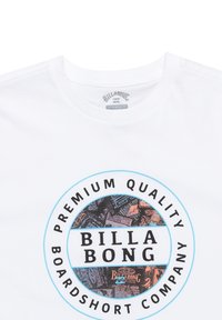 Vit bomull t-shirt med en cirkulär grafik som har texten "BILLA BONG" och färgglada mönster, inramad med en blå ring och svarta bokstäver.