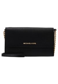 Bolso crossbody de cuero negro con un acabado texturizado, herrajes en tono dorado y correa de cadena. Presenta un cierre de solapa y detalle del logotipo en la parte frontal.