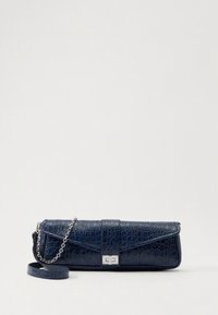 Kabelka psaníčko z tmavě modré umělé kůže s krokodýlím vzorem, stříbrnými kovovými doplňky a odnímatelným řetízkovým popruhem. Obdélníkový tvar s klopou na zapínání.