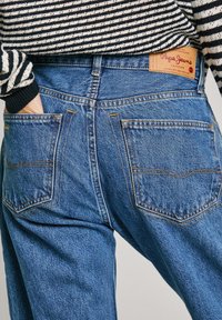 Pepe Jeans W11 BOYFRIEND J LW - Džinsi ar taisnām starām - oz blue rigid denim