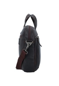 Dunkelbraune Ledertasche mit Reißverschluss, zwei oberen Griffen, verstellbarem Riemen und einem Metallclip. Hat eine glatte Textur und dezente Nähte.