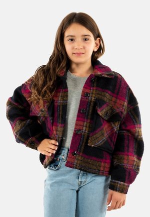 Veste en flanelle à carreaux noire, rose et brune. Comprend une fermeture à boutons, un col et une poche avant. Texture douce avec une coupe décontractée.