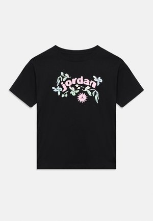 Zwart T-shirt met korte mouwen met "jordan" in roze letters, omgeven door pastelblauwe, groene en roze bloemen- en bladmotieven aan de voorkant.