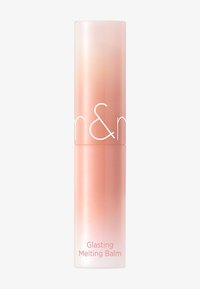 Translucent cylindrisk behållare med en ombré rosa gradient. Har vit text som märker "Glasting Melting Balm" på den nedre sektionen.