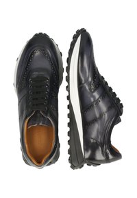 Marinblå lädersneakers med texturerad yta, rund tå och perforerat detaljarbete. Har svarta snörningar och en vit gummisula.