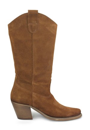 Stivale da cowboy in camoscio marrone fino a metà polpaccio con tacco a blocchetto impilato, punta appuntita, cuciture decorative sulla tomaia e linguetta di tiraggio in cima al gambale.