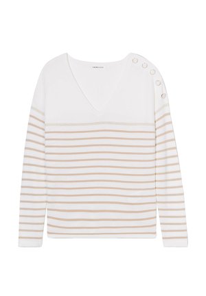 Pull à manches longues blanc avec des rayures horizontales beiges, un décolleté en V et des boutons décoratifs sur l'épaule gauche. Texture en tricot doux.