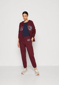 GAP HERITAGE JOGGER - Joggebukse - ruby wine