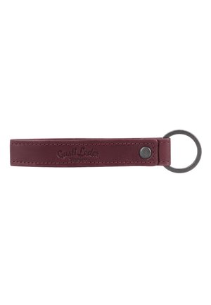 Donkerrood leren sleutelhanger met metalen ring en geperste tekst "Gusti Leder studio,", bevestigd met een metalen klinknagel op een witte achtergrond.