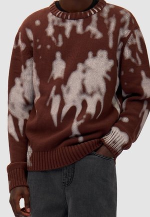 Brun strikket sweater med et tie-dye mønster i lysere nuancer, ribbet halsudskæring og manchetter, med en afslappet pasform og tekstureret stof.