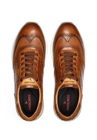 Bruine leren sneakers met een gestructureerd ontwerp, geperforeerde accenten en bruine veters. Zachte voering en witte rubberen zool.