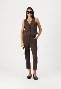 Rue de Femme HANANE VEST - Vest - bitter chocolate