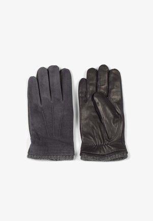 Deux gants : l'un en daim gris avec trois lignes cousues, l'autre en cuir noir avec un poignet froncé et une doublure en tricot gris.