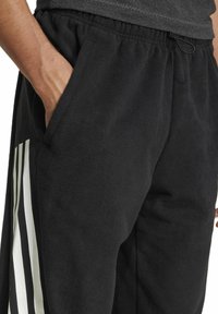adidas Sportswear FUTURE ICONS - Spodnji deli trenirk - schwarz