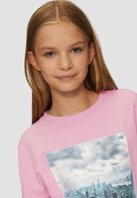 s.Oliver À BASE FENDUE SUR LES CÔTÉS - T-shirt print - rosa