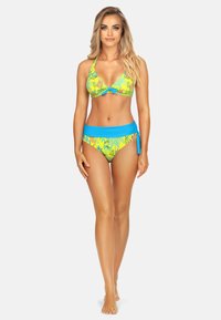 Zestaw bikini w żółty wzór kwiatowy z niebieskimi akcentami. Góra ma projekt na szyję, a dół jest wysoki z wiązaniami.