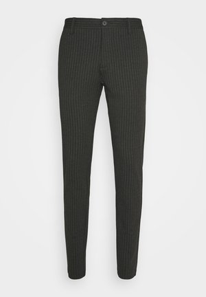 Ciemnoszare spodnie w paski o wąskim kroju, z klasycznym pasem i zapięciem na jeden guzik. Gładka tekstura i dopasowany fason.