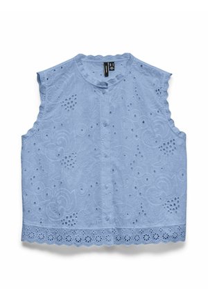 Varrukateta hele sinine pluus lilleõõne tikandiga, sakiliste äärte ja ees olevate nööpidega, tasapinnale asetatud valgel taustal.