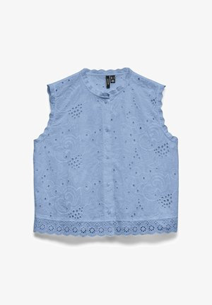 Varrukateta hele sinine pluus lilleõõne tikandiga, sakiliste äärte ja ees olevate nööpidega, tasapinnale asetatud valgel taustal.