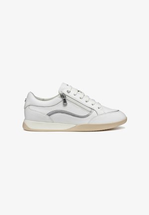 Zapatillas de cuero blancas con acentos plateados, punta redonda, diseño de cordones y detalle de cremallera lateral. Suela de goma texturizada y acabado suave.