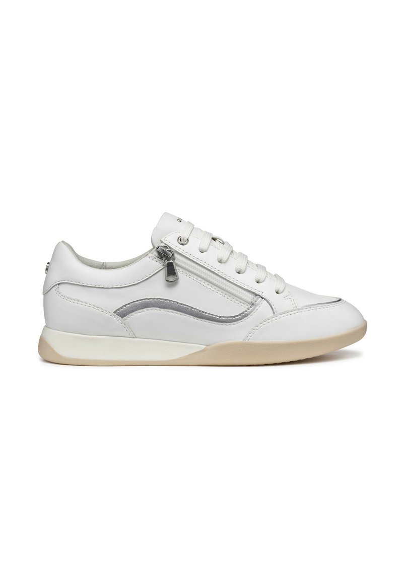 Des baskets en cuir blanc avec des accents argentés, bout rond, design à lacets et détail de fermeture éclair sur le côté. Semelle en caoutchouc texturé et finition lisse.