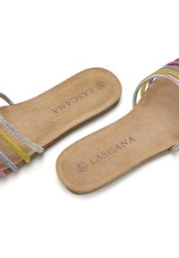 Sandali piatti con cinghie di LASCANA, caratterizzati da bande metalliche multicolori in rosa, blu, argento e giallo su una suola in suede beige.
