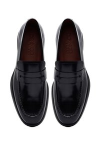 Schwarze Lederloafer mit einer glatten, glänzenden Oberfläche. Mit einer genähten Naht und einem dekorativen Riemen über dem Obermaterial. Klassisches Design.