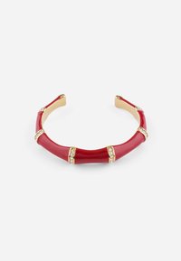 Rotes Armband aus glänzendem Material mit goldenen Akzenten und dekorativen Bändern, in die klare Edelsteine eingelegt sind, die entlang des Designs verteilt sind.
