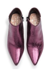 Puntige enkelboots van metallic paarse crackle leer. Voorzien van een zijrits en een gladde binnenvoering met een merk-inlay.
