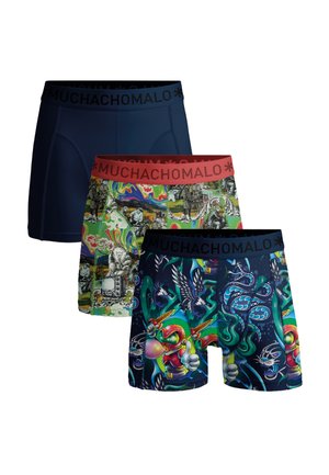 Drie boxershorts voor mannen: één in effen donkerblauw, één met kleurrijke abstracte vintage illustraties, en één met cartoonfiguren in blauwtinten, allemaal met geborduurde taillebanden.