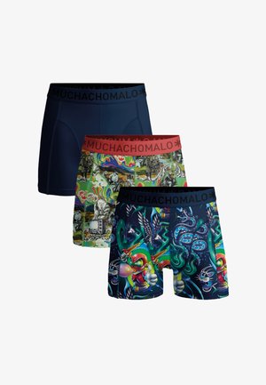 Tre herreboxershorts; en i ensfarvet mørkeblå, en med farverige abstrakte vintageillustrationer og en med tegneseriefigurer i blå nuancer, alle med mærkede linninger.