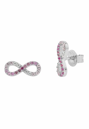 Srebrne kolczyki na sztyft w kształcie nieskończoności z różowymi, fioletowymi i przezroczystymi kamieniami szlachetnymi ułożonymi wzdłuż pętli.