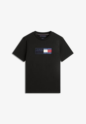 Crna majica kratkih rukava s okruglim izrezom, logom Tommy Hilfiger i crveno-bijelo-plavim pravokutnim dizajnom zastave u sredini prsa.