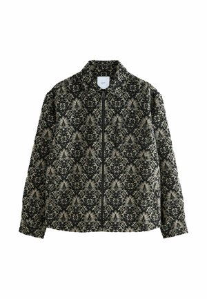 Czarna kurtka na zamek z beżowym kwiatowym wzorem damask oraz stójką, długie rękawy i biała metka z logo przy szyi.