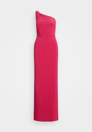 Robe de soirée longue, rose vif, asymétrique, avec une silhouette cintrée et une ornementation argentée sur la bretelle.