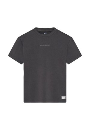 Antracietgrijs T-shirt gemaakt van zachte stof. Voorzien van een ronde hals, korte mouwen en een minimalistisch wit logo op de borst gedrukt.
