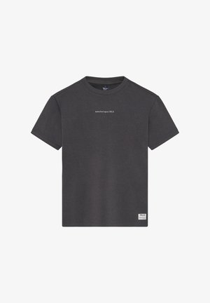 Maglietta grigio carbone realizzata in tessuto morbido. Presenta una scollatura rotonda, maniche corte e un logo bianco minimalista stampato sul petto.