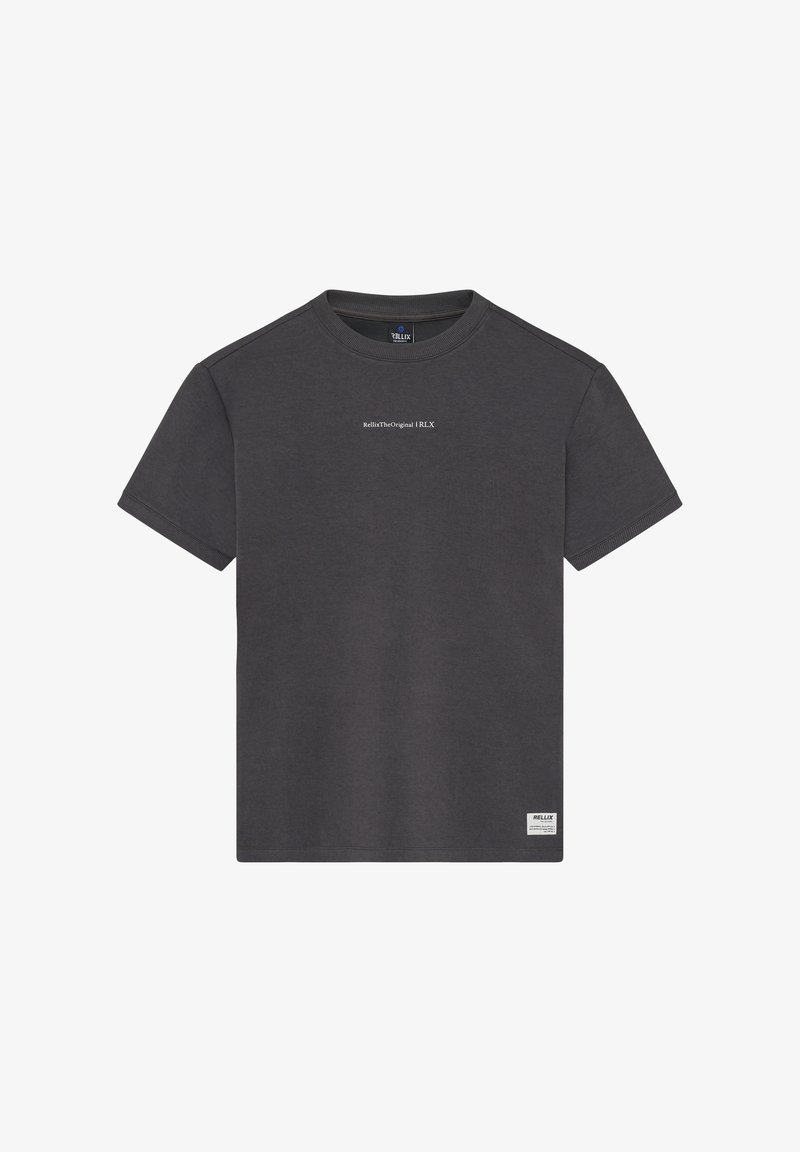 Antracietgrijs T-shirt gemaakt van zachte stof. Voorzien van een ronde hals, korte mouwen en een minimalistisch wit logo op de borst gedrukt.