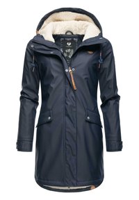 Abrigo impermeable azul marino con forro de piel sintética, capucha ajustable, dos bolsillos frontales y detalles de cuero. Cuenta con cierres de botón y cremallera.