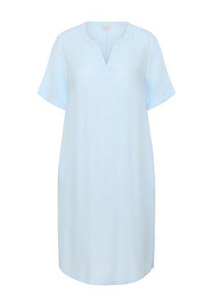 Vestido azul claro hasta la rodilla, con mangas cortas y escote en pico con abertura, mostrado sobre un fondo blanco liso.