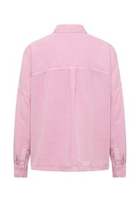 Jasnoróżowa koszula z długim rękawem, kołnierzykiem, przeszyciami i mankietami na guziki; gładka tkanina o luźnym kroju.