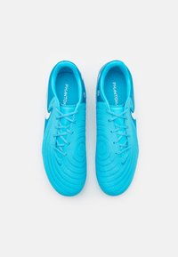 Scarpe da calcio azul brillante con superficie testurizzata, dettagli con motivo circolare, logo bianco e design con lacci. Il materiale superiore è sintetico.