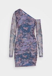 Fioletowa sukienka w kwiatowy wzór z jednego długiego rękawa, marszczeniami, przezroczystym materiałem i dopasowanym krojem.