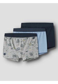 Zestaw męskich bokserek, zawierający trzy pary: szare w wzór kosmiczny, jasnoniebieskie i ciemnoniebieskie, wszystkie z elastycznymi pasami w talii.
