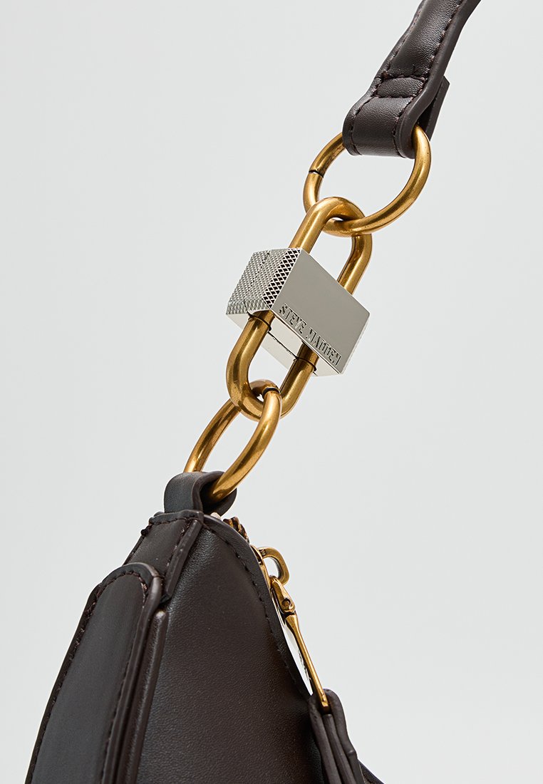 Borsa a mano in pelle marrone con catena dorata e lucchetto in argento. La borsa ha una forma triangolare con una texture liscia e dettagli cuciti.